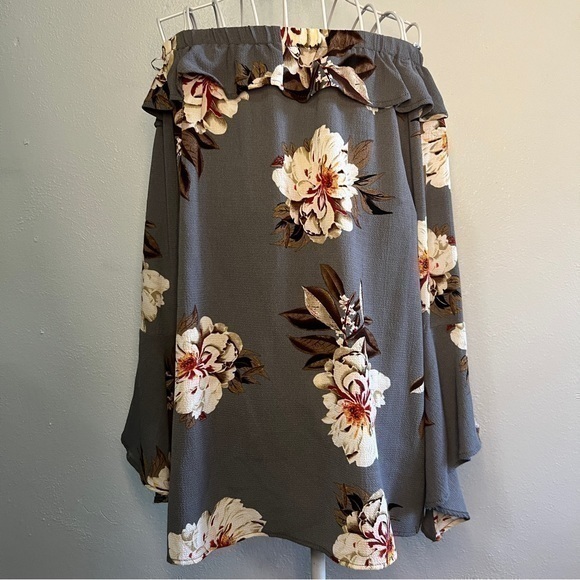 JODIFL gray, floral, off-the-shoulder blouse w/bell sleeves. Preowned. Like new. - Picture 1 of 9
